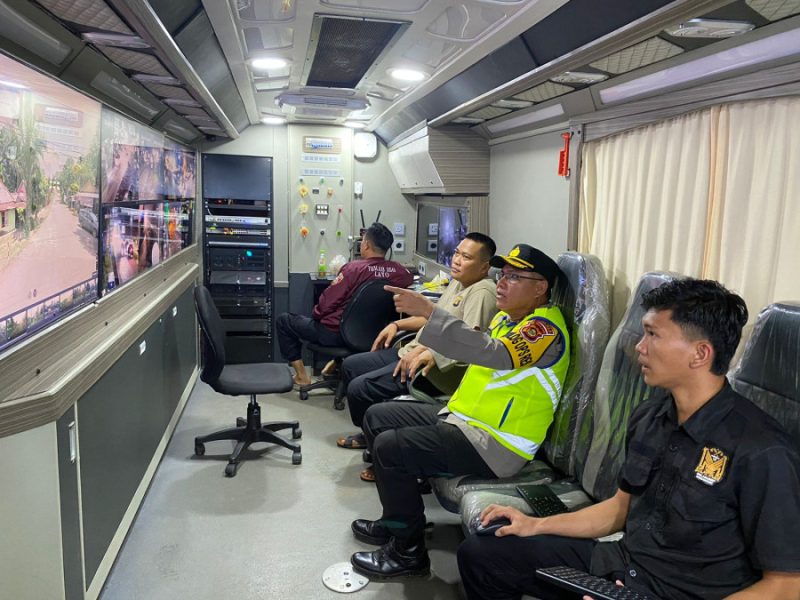 Melalui Mobil Command Center, Kabag Log Polres Banyuasin Tinjau Jalan Lintas Timur