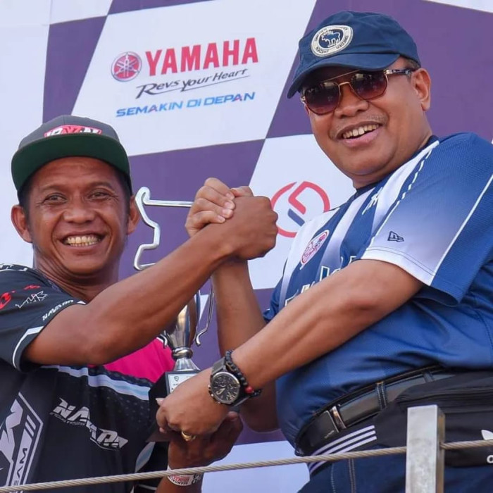 Pj Gubernur NTB Serahkan Hadiah Pemenang Balapan Pertamina Mandalika Racing Series Round 2