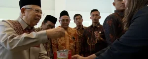 Momen Wapres K.H. Ma’ruf Amin Nyicipin Kerupuk Ikan