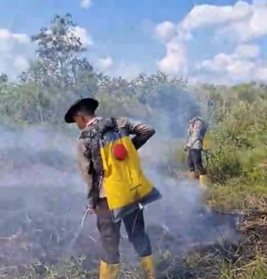 Dibantu Water Bombing, Tim Gabungan Penanggulangan Karhutla Berjibaku Padamkan Api di Indralaya Utara.