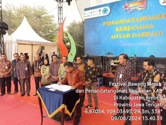 Upaya Kendalian Inflasi, Pemkab Banyuasin-Brebes Teken MoU Budidaya Bawang Merah