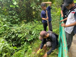 Mahasiswa KKN PMD Unram Bersama Masyarakat Tanam Bibit Buah di Area Air Terjun Senaru