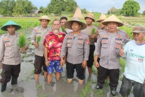 Dorong Percepatan Asta Cita Presiden, Polsek Mataram Bantu Petani Tanam Benih Padi