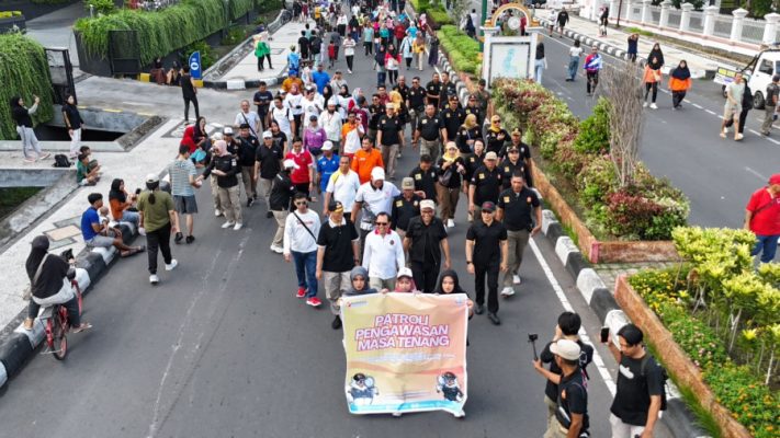 Bawaslu dan KPU NTB Gelar Aksi Bersih-Bersih APK di Kawasan Car Free Day 