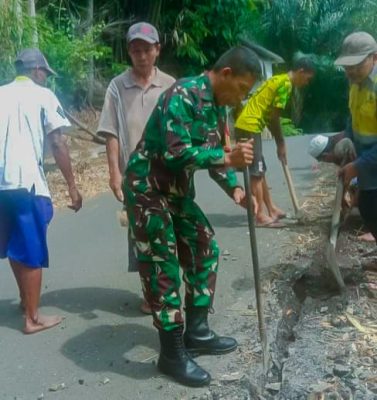 Babinsa dan Warga Gotong Royong Pasang Saluran Air Bersih di Lombok Barat