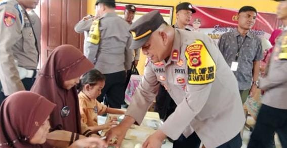 Polres Banyuasin Bagikan Makanan Sehat Bergizi Kepada Pelajar SDN 28 Rantau Bayur