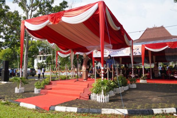 Wabup Netta Pimpin Upacara Peringatan Hardiknas 2025