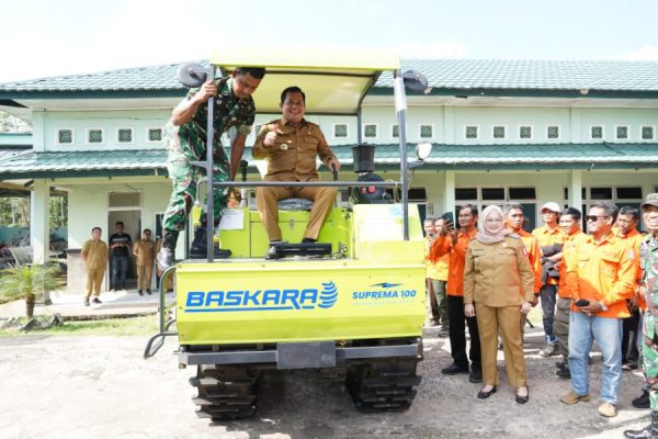 Bupati Banyuasin Serahkan Bantuan Alsintan Dari Kementerian Pertanian Kepada Brigade Pangan